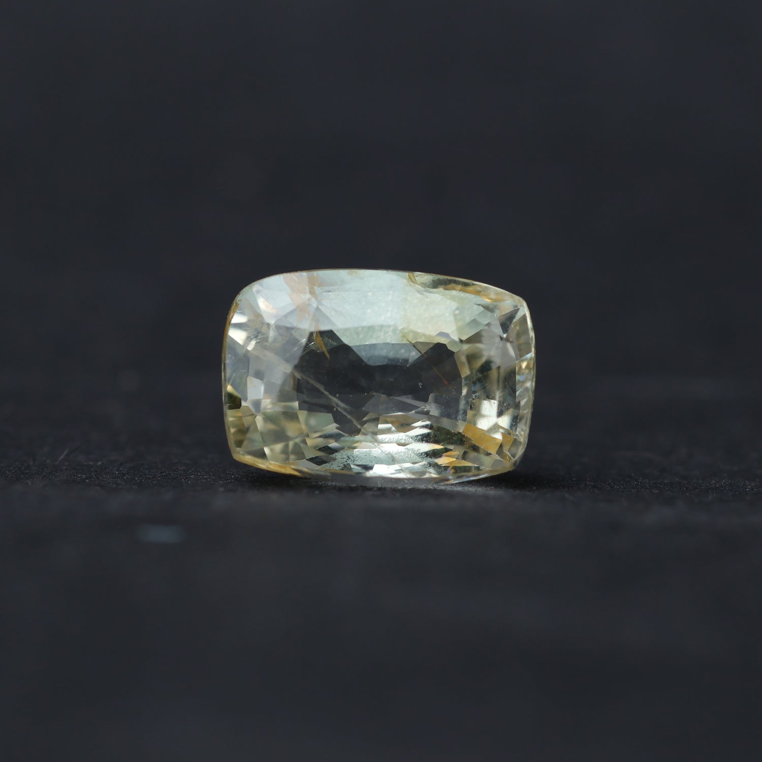 Yellow Sapphire - 6.16 Carat (Ceylon)