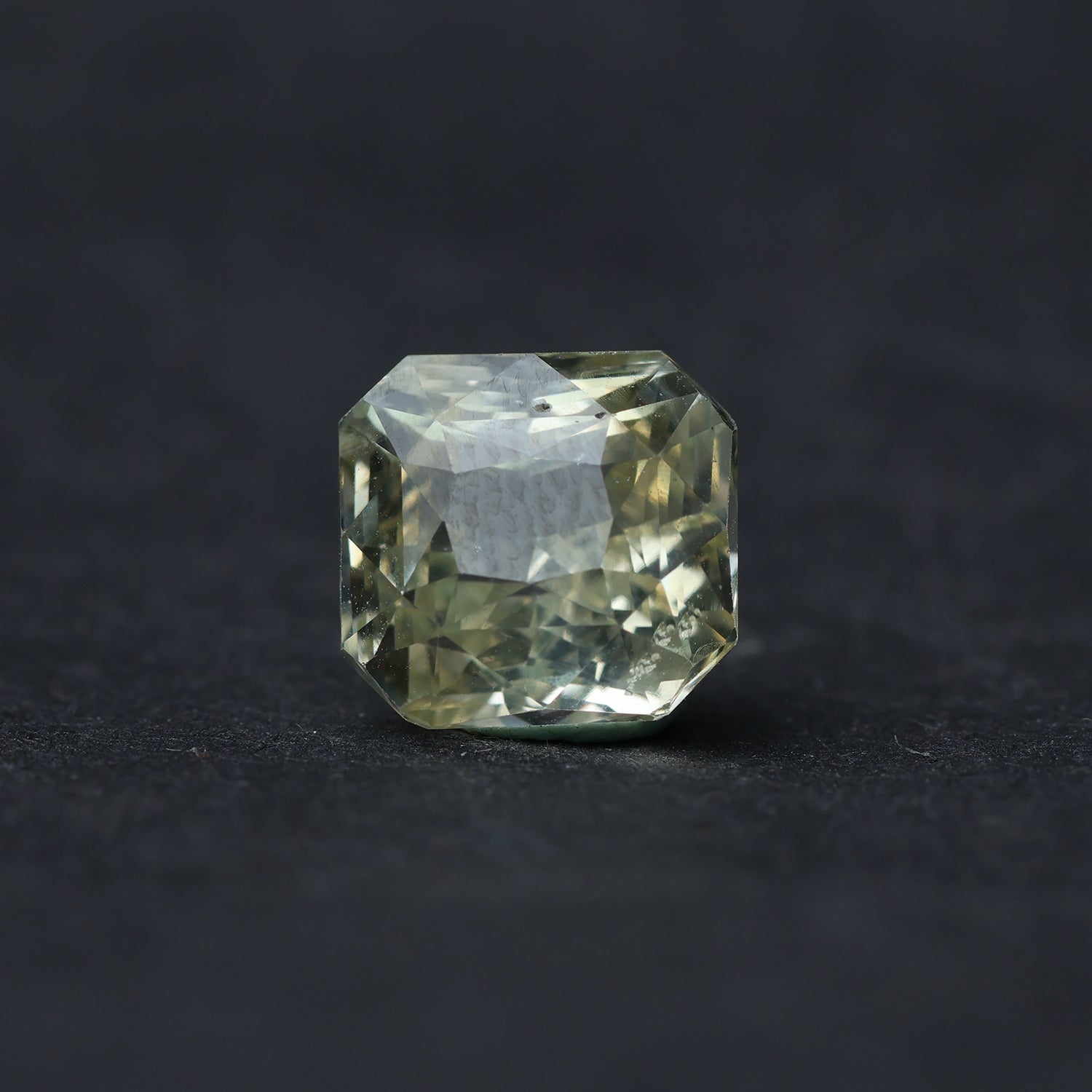 Yellow Sapphire - 5.03 Carat (Ceylon)