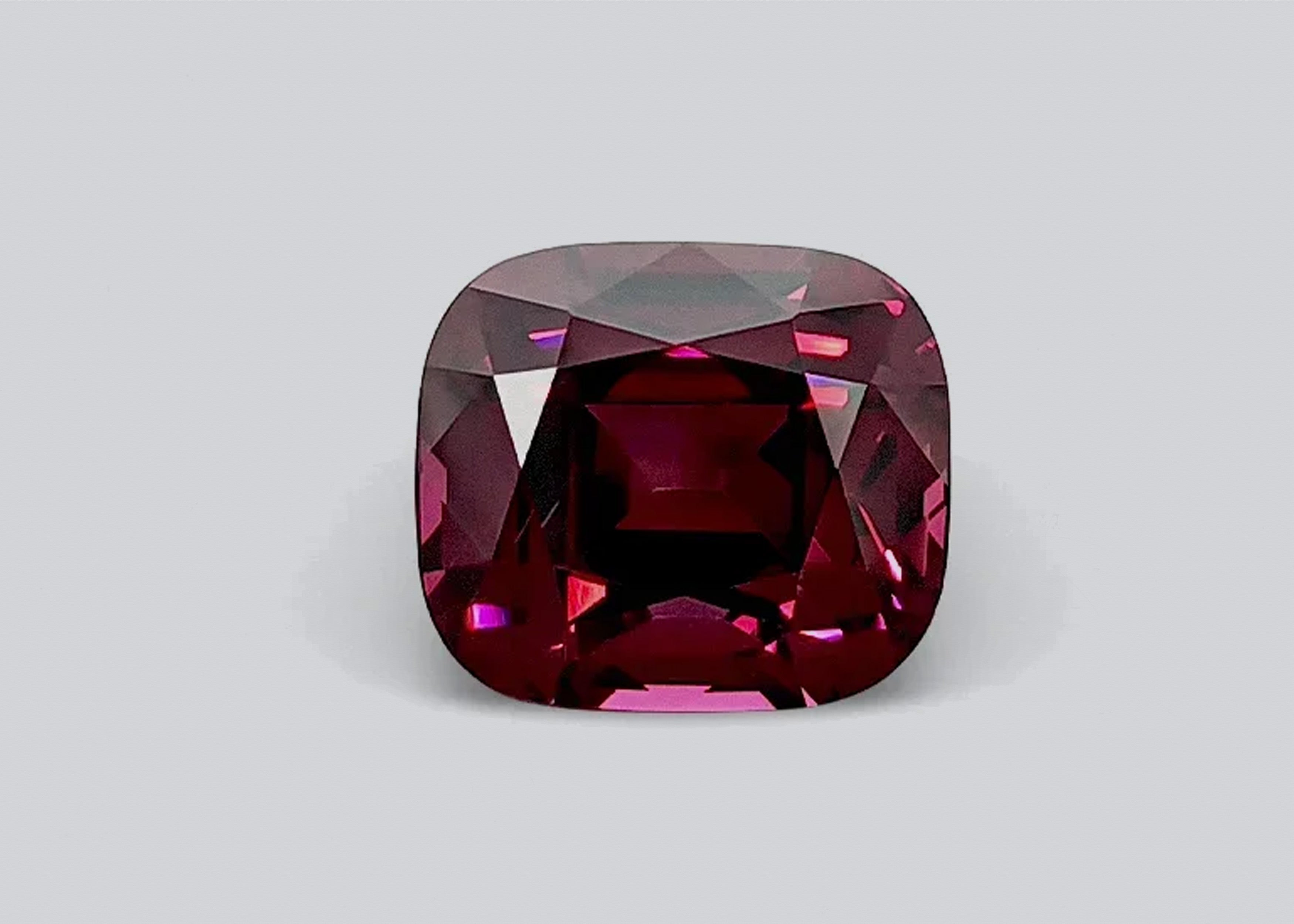 Garnet ( 5.58 Carat )